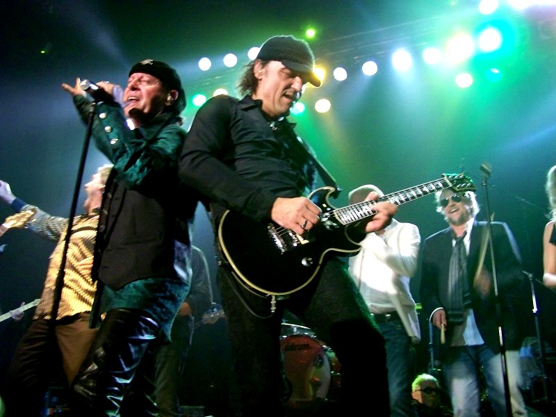 Klaus Meine and Matthias Jabs just before Klaus gets the guitar as a 